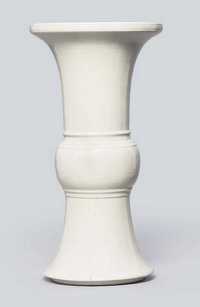 KANGXI (1662-1722) A WHITE-GLAZED INCISED VASE, GU